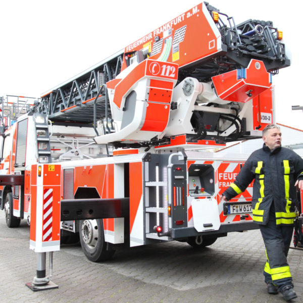 Neue Drehleiter der Nieder-Eschbacher Wache der Berufsfeuerwehr Neue Drehleiter der Nieder-Eschbacher Wache der Berufsfeuerwehr