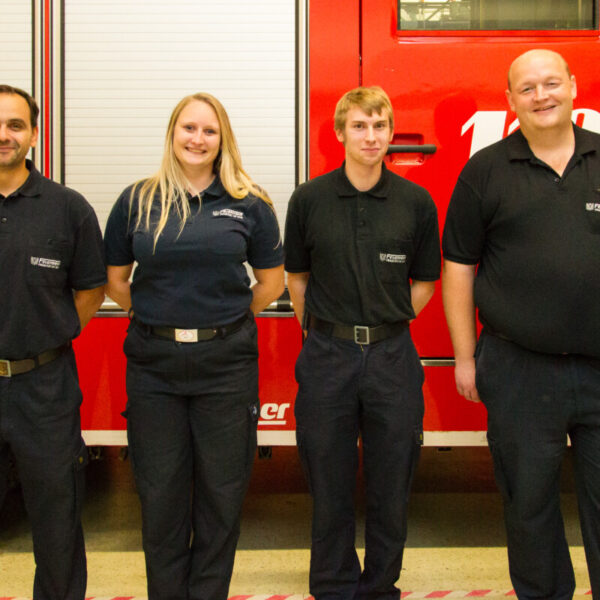 Vlnr: Wehrführer Bernhard Hahn, Jugendwartin Ina Axtmann, stellvertretender Jugendwart Johannes Bindriem und stellvertretender Wehrführer Thomas Lohmann